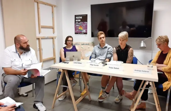 Pri Legebitri so izdali priročnik Mavrica v žepu in ga danes tudi 
predstavili.