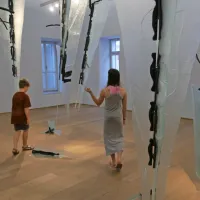 V galeriji se sprehodimo skozi letošnjo  Adrenalinsko odvisnost  (steklo, plastične cevi, jeklena žica).