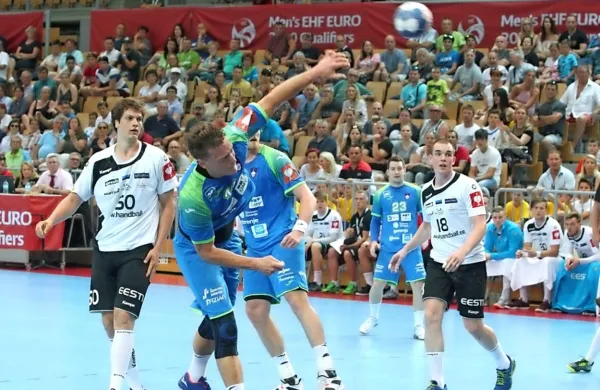 Slovenske rokometaše (v modrih dresih) čaka na evropskem 
prvenstvu v vsakem primeru zahtevno delo.