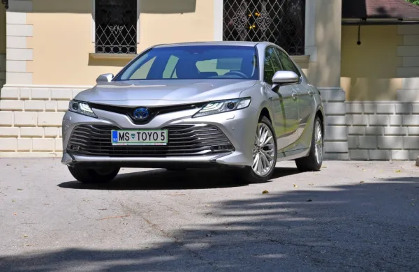 Camry nikakor ni novo ime v Toyotini zgodovini, saj gre za avto, ki 
izven Evrope že desetletja žanje dobre prodajne uspehe. Od leta 
1982 so zabeležili že 19 milijonov prodanih primerkov.