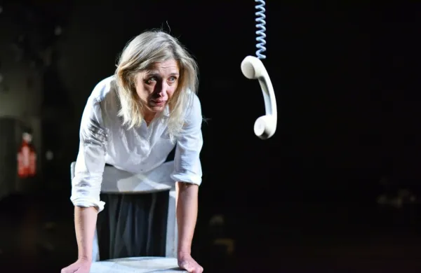 Helena Peršuh v monodrami Človeški glas, za katero je prejela tudi 
nagrado tantadruj za igralsko stvaritev