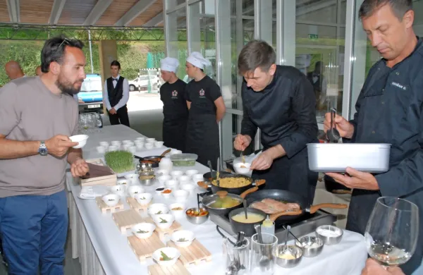 Italijanski chef Francesco Sposito (levo) je z zanimanjem spremljal, kako iz lokalnih pridelkov jedi pripravlja vodja kuhinj v Perli 
Matjaž Šinigoj (drugi z desne).