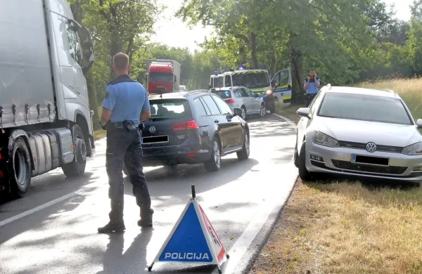 V torek popoldne so policisti pri Materiji ujeli vodiča z dvema 
migrantoma.