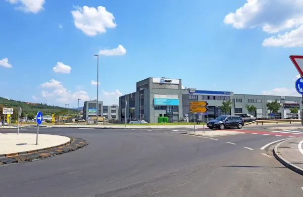 Obrtna cona Srmin se je razvila v živahno podjetniško točko, a zdaj 
tja še  ni mogoče priti z avtobusom.