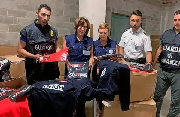 Preiskovalci ocenjujejo, da bi  ponarejeno blago na trgu tihotapcem lahko prineslo  več kot pol milijona evrov.