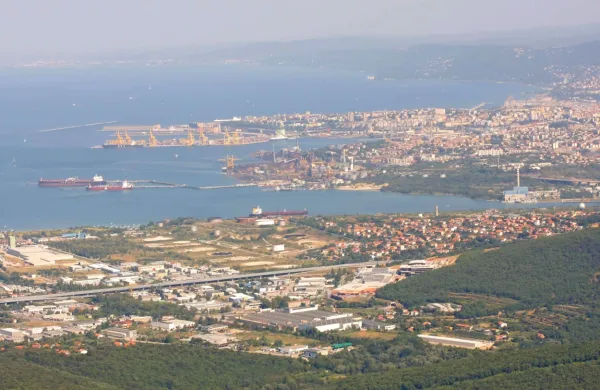 Madžarska bo v Trstu vzpostavila pristaniško in logistično bazo. 
Cilj je olajšati in pospešiti transport madžarskih dobrin v tujino, je 
danes napovedal madžarski minister z trgovino in zunanje zadeve 
Peter Szijjarto.