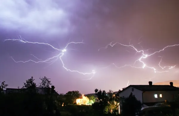 Arso opozarja na nevihtne celice s točo