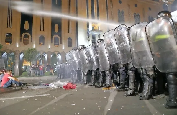  Na protestih proti vse večjemu ruskemu vplivu v Gruziji so ponoči 
v Tbilisiju izbruhnili spopadi med demonstranti in policisti. 