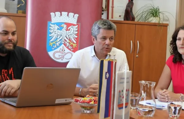Izvajanje participatornega proračuna so predstavili (z leve) Matic 
Primc, predsednik  Organizacije za participatorno družbo, župan 
Igor Marentič in  direktorica občinske uprave Marina Rebec.