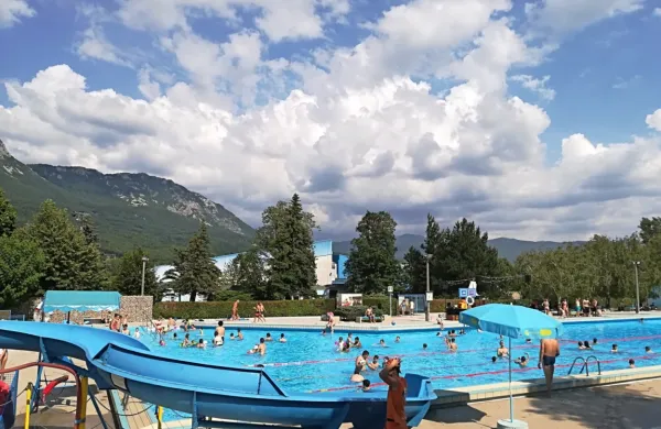 V Ajdovščini je kopališče že polno, v Novi Gorici ga bodo odprli prvi 
dan šolskih počitnic. 