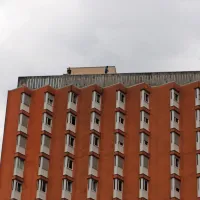  Fotografi so za dobro fotografijo pripravljeni tudi tvegati življenje 
in se povzpeti na najvišje točke.