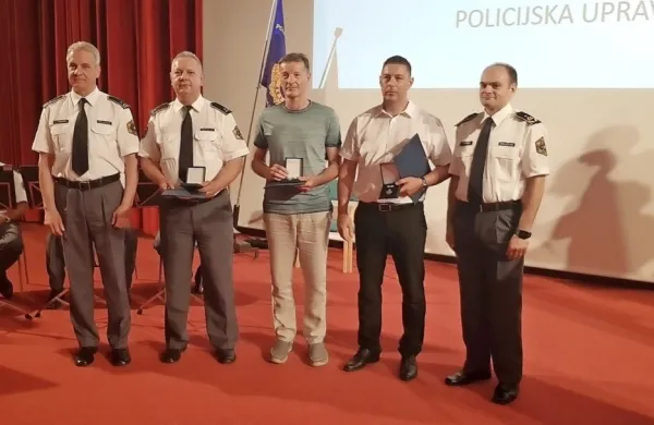 Tomaž Čehovin (levo) in Tomaž Pečjak (desno) s prejemniki zlatih ščitov  (z leve): Karol Iskra, Cveto Kokalj in  Damjan Apollonio. 