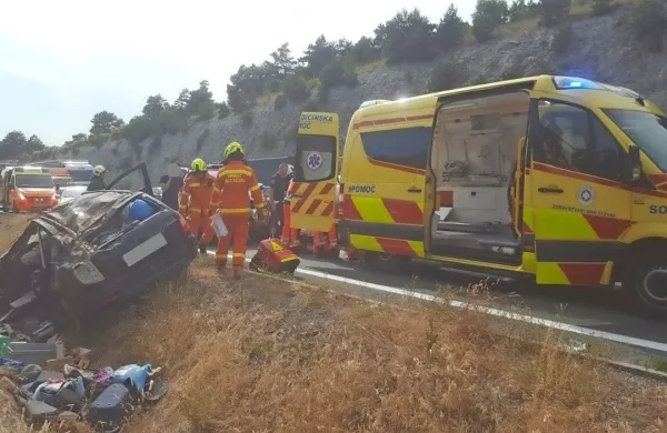 Nemec z avtom zapeljal v jarek