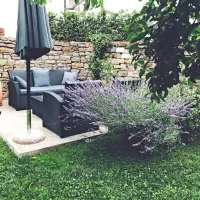Drugouvrščeni, uživaški vrt mladega para na Obzidni ulici.