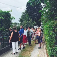 Pred vrtom na Cakarjevi ulici, blizu Ljudske univerze