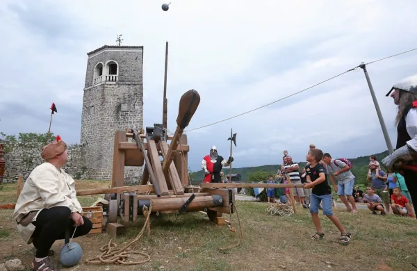 S katapultom so “napadli” kubejsko utrdbo. 
