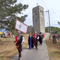 Napadali so s katapultom