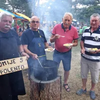 Napadali so s katapultom