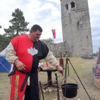 Napadali so s katapultom