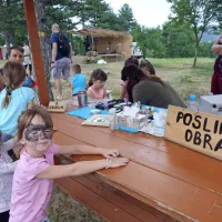 Napadali so s katapultom