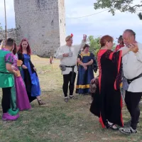 Napadali so s katapultom