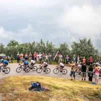 Kolesarje je na letošnji dirki po Sloveniji spodbujalo  veliko 
gledalcev. 