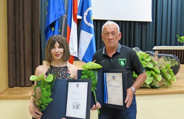 Županovo priznanje je prejela plesna učiteljica in vodja društva 
Plesnega društva Be Funky Mateja Terčon Knap, letošnje občinsko 
priznanje pa  Jožef Kovačič, ki je pomembno prispeval k razvoju 
nogometa na Komenskem. 