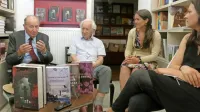 Zorko Simčič (levo) je knjigo v Beletrinini knjigarni predstavil v družbi Franceta Pibernika, Eve Premk Bogataj in Špele Pavlič.  
