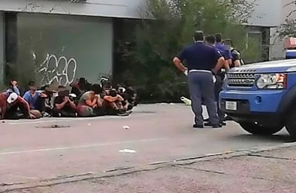 V petek so pri Dolini italijanski policisti in orožniki ustavili več kot 
sto ilegalnih migrantov,  večinoma državljanov Pakistana. 