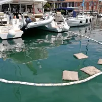 Ekipa službe za varovanje morja je okoli katamarana postavila 
črevesja in pivnike.