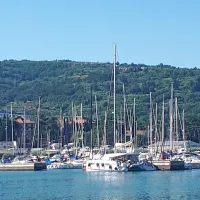 Iz nem&scaron;kega katamarana v mandrač steklo gorivo