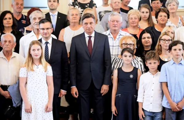 Borut Pahor je danes sprejel svojce padlih pripadnikov Teritorialne obrambe, ministrstva za notranje zadeve in civilnih žrtev 
in ranjenih v vojni za Slovenijo.