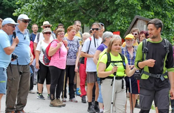 Slepi in slabovidni so se včeraj s spremljevalci in z vodniki povzpeli 
tudi na Čaven.