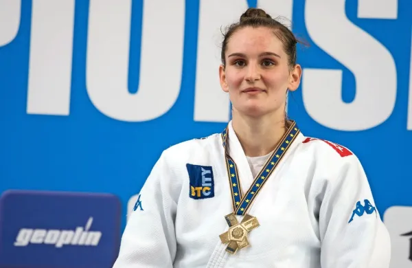 Judoistka celjskega Sankakuja Klara Apotekar je na evropskih 
igrah v Minsku, tekmovanje v judu šteje tudi kot evropsko 
prvenstvo, osvojila zlato kolajno.