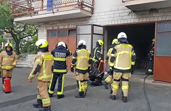 Prostovoljni gasilci iz Izole in Kort so z vaje hiteli na resnično 
intervencijo v Jagodju. 