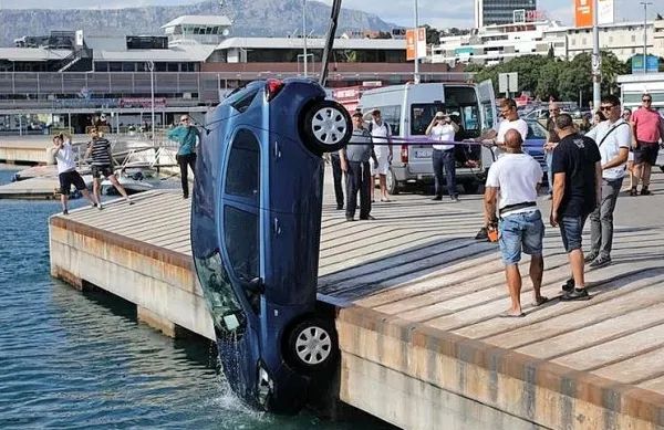 Modra opel corsa ljubljanske registracije je danes med čakanjem 
na trajekt v splitskem pristanišču končala v morju.