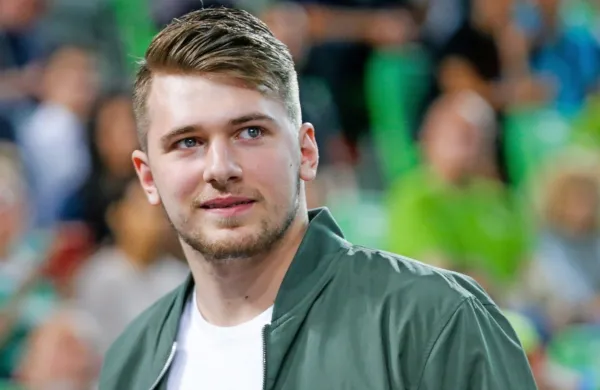 Slovenski košarkarski zvezdnik Luka Dončić je na slovesni podelitvi nagrad lige NBA za sezono 2018/19, ki jo je v Santa Monici 
vodil Shaquille O'Neal, prepričljivo osvojil naziv najboljšega 
novinca leta.
