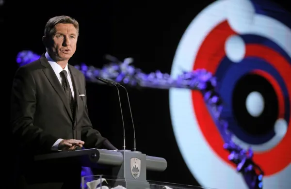 Na osrednji državni proslavi pred dnevom državnosti je predsednik republike Borut Pahor izpostavil, da je lastna država, zlasti 
za tako majhen narod, kot je naš, vrednost sama po sebi.
