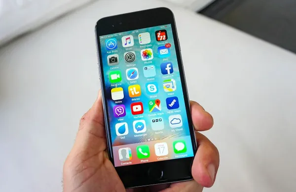 Imetniki Applovih naprav, ki uporabljajo plačilno kartico Mastercard, v Sloveniji in še 12 drugih evropskih državah lahko od 
danes plačujejo z mobilno denarnico Apple Pay.