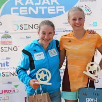 Med kajakašicami kategorije U-16 sta se odličij veselili Slovenki - 
tretja domačinka Sara Belingar (v modrem) in druga Ljubljančanka  Helena Domajnko.