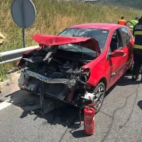 S kombijem trčil v drevo,z avtom v tovornjak
