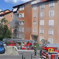 Z balkona v tretjem nadstropju se je močno kadilo, ogenj pa je 
uničil notranjost stanovanja.