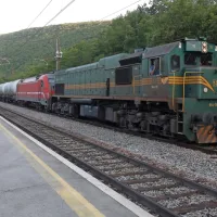 Kerozin je sicer iztekal iz ene in ne dveh cistern, kot je sprva 
zakrožilo v javnosti, izteklo pa naj bi skupno okoli 10.000 litrov 
kerozina.