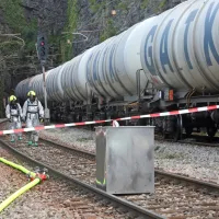 Kerozin je sicer iztekal iz ene in ne dveh cistern, kot je sprva 
zakrožilo v javnosti, izteklo pa naj bi skupno okoli 10.000 litrov 
kerozina.
