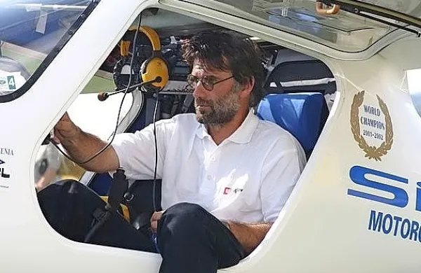 Letalec in raziskovalec podnebnih sprememb Matevž Lenarčič se 
je zgodaj zjutraj z letališča v Slovenskih Konjicah odpravil na novo 
misijo Green Liht World Flight.