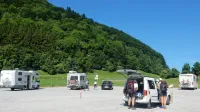 Na parkirišču na Štrklepcih ob cesti med Tolminom in Zatolminom 
je več kot sto parkirnih mest za turiste. 