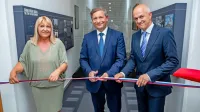 Razstavo so odprli Želetova vnukinja Flory Banovac, obrambni minister Karl Erjavec in direktor Parka 
vojaške zgodovine Janko Boštjančič (z leve).