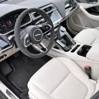 Notranjost je dovolj prostorna, udobna in jaguarsko prestižna, da z 
njim brez težav prevozite “idealnih” 470 kilometrov, kolikor obljubljajo tovarniški podatki. Bolj realno je približno 300 kilometrov.



