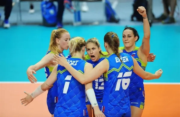 K uspehu Slovenije so bistveno pripomogle Primorke Lana Ščuka 
(levo), Eva Mori (1) in Tina Grudina (desno).