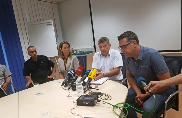 Denis Glavina, Sara Milenkovski, Martin Pregelj in Aleš Bržan o posledicah onesnaženja s kerozinom (z 
leve)